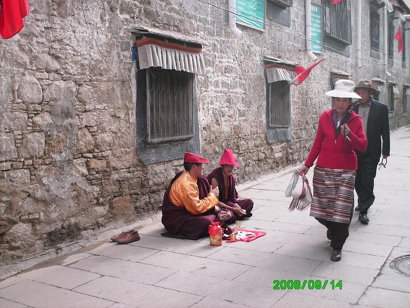 ALasha01 (7).JPG - Monks and prayer beads.